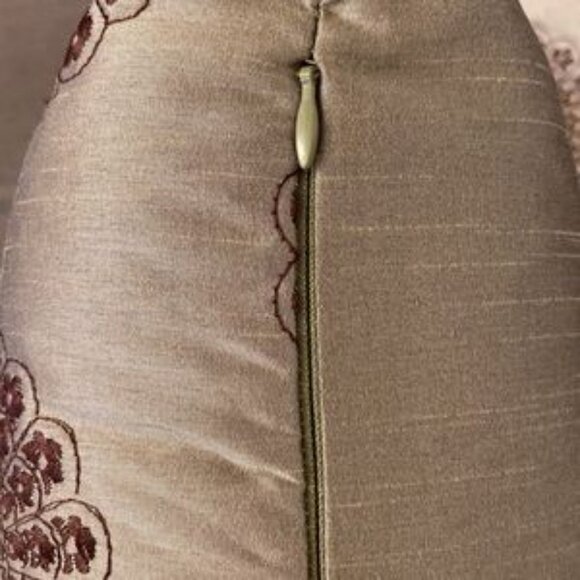 2 Beautiful Khaki Silk Embroidered Pillows With Down/Feather Insert’s - Picture 4 of 5